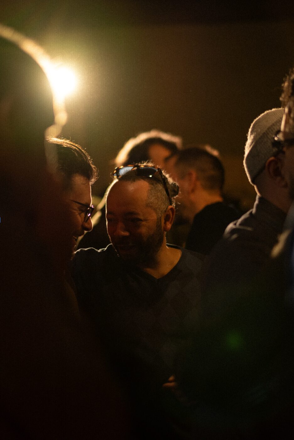 Sourires d'arrivée en fraternité